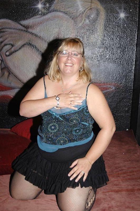 16P Old plumper in stockings spreads her legs