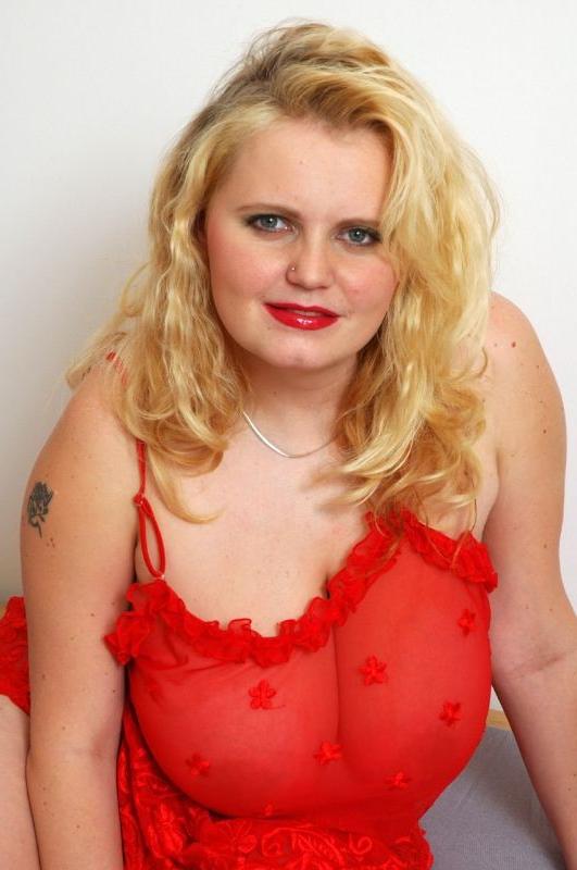 15P pretty plumper spreads her legs