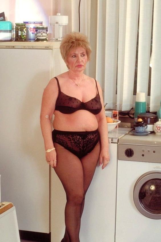 16P Big fat granny shoves a big bottle up her hairy mature pussy