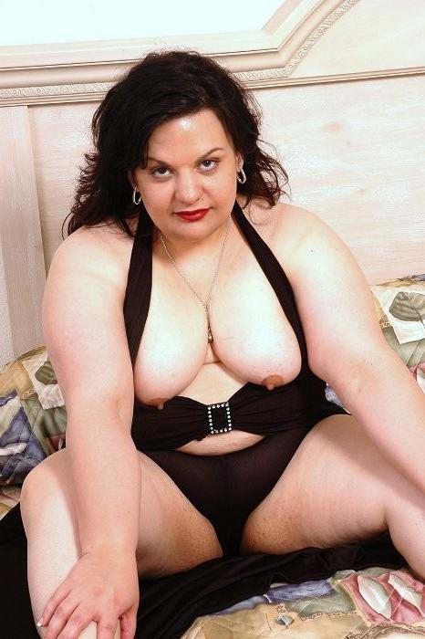 16P Old plumper shows her smooth slit