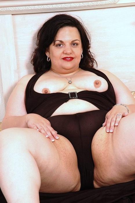 16P Old plumper shows her smooth slit