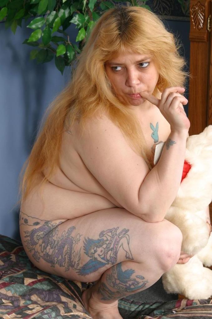 20P Tattooed mature bbw striptease