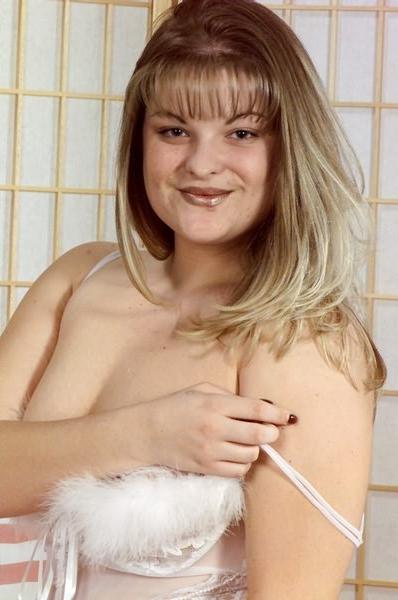 20P Strip teasing plump babe