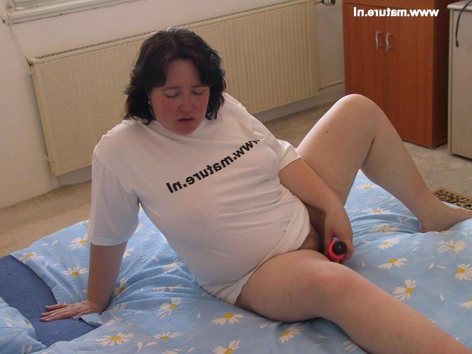 16P mature slut playing