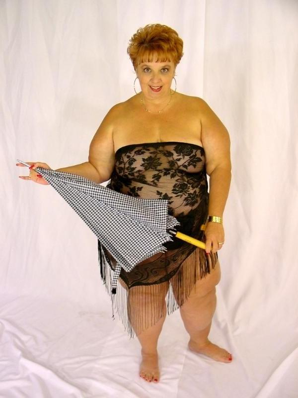 20P Redhead plumper posing