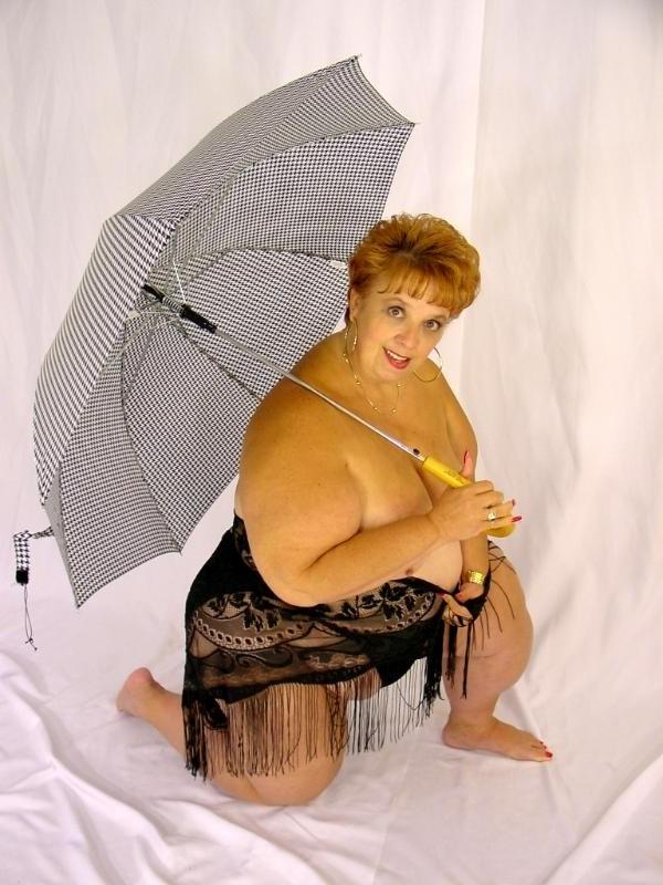 20P Redhead plumper posing