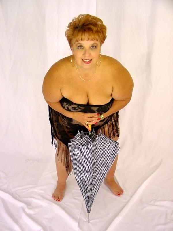 20P Redhead plumper posing