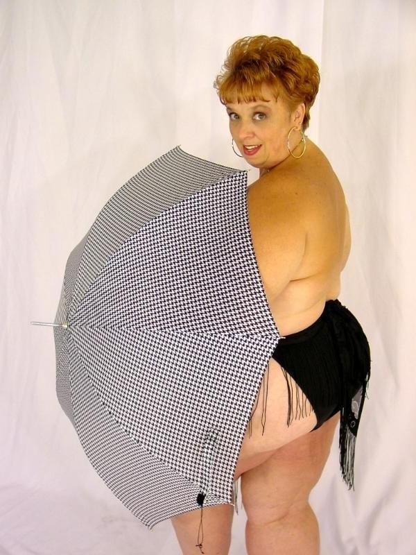 20P Redhead plumper posing