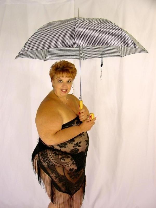 20P Redhead plumper posing