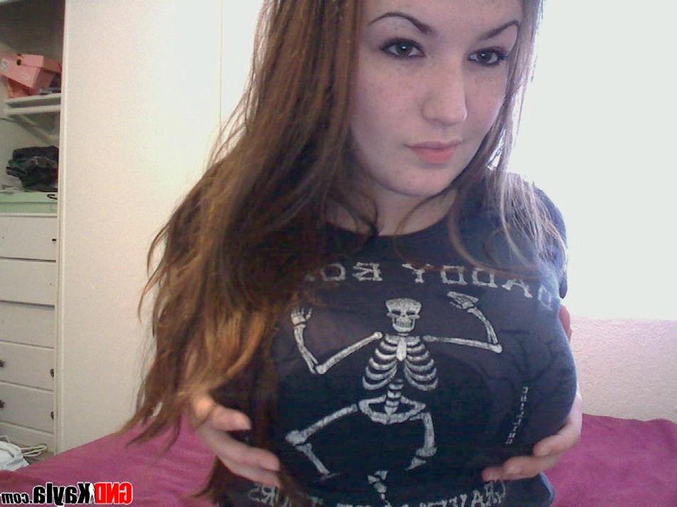 16P Natural big boob camgirl Kayla cleavage