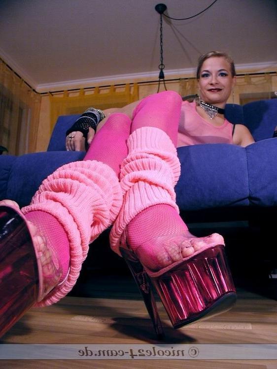 16P Foot fetish queen Nicole dildos in extreme heels