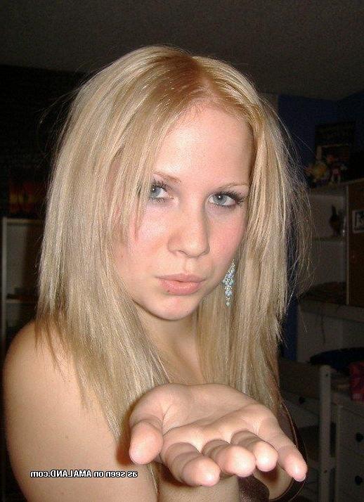 25P Steamy hot kinky amateur blondie posing for her boyfriend