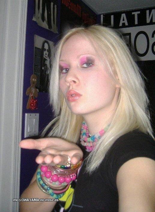 25P Steamy hot kinky amateur blondie posing for her boyfriend