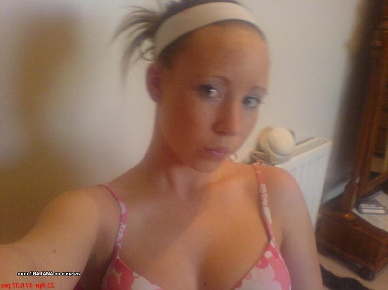 15P Selfpics of a sexy ass babe posing for her boyfriend
