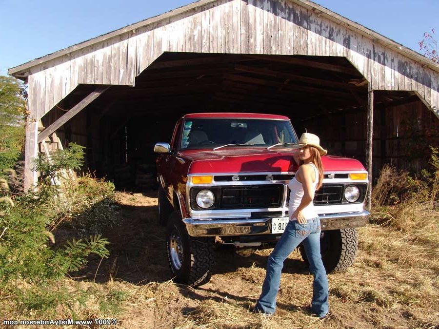 20P Big boob farmgirl nude outside