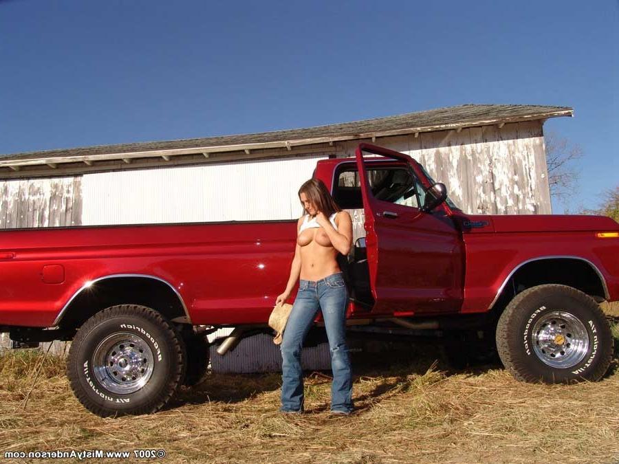 20P Big boob farmgirl nude outside