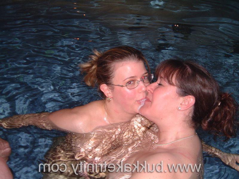 16P Busty wives cumswapping in swimming pool