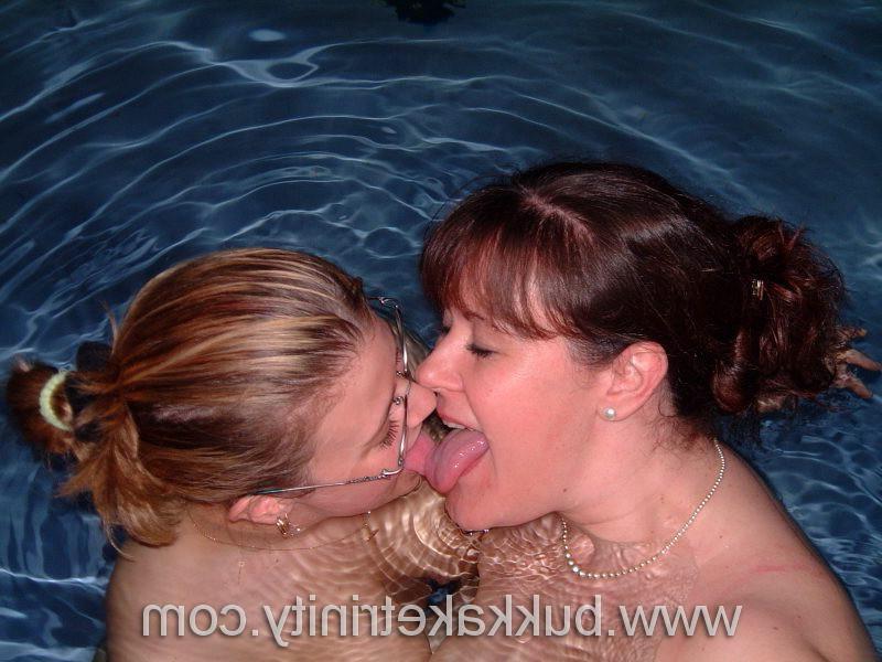 16P Busty wives cumswapping in swimming pool