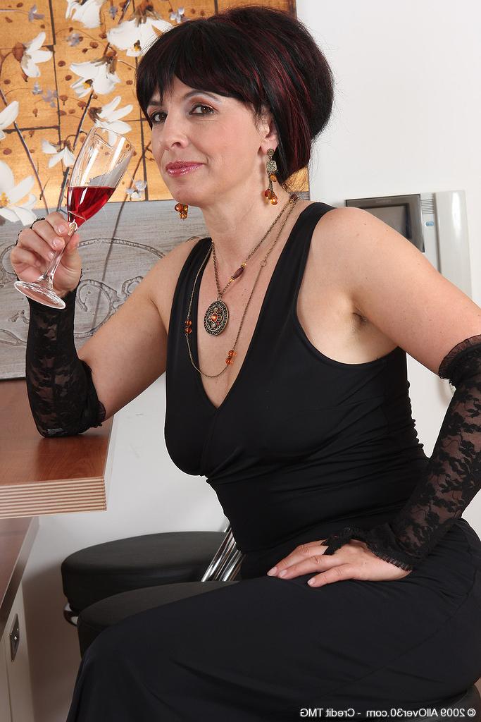 16P Elegant and mature Juliette stuff her older pussy