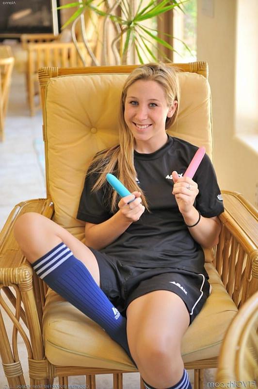 15P Soccer teen masturbates and squirts on glass table