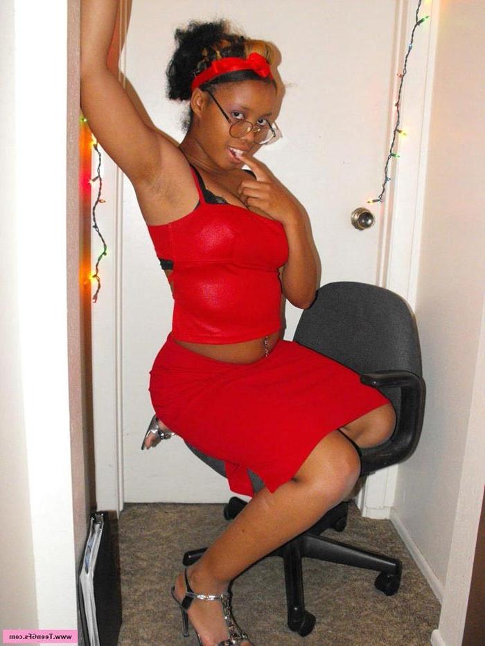 17P Horny amateur ebony teen fingering and playing with a dildo