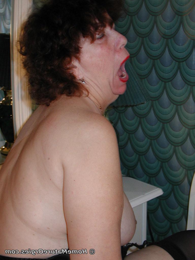 16P The granny big ass old woman is played kitchen with a dildo