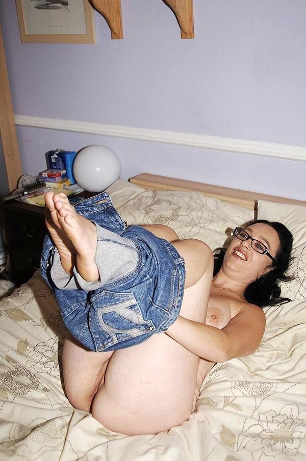 16P Playful mature mom is working her pussy