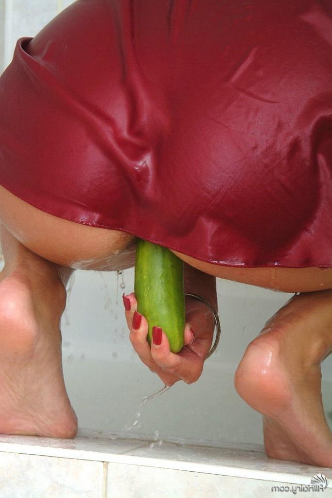 14P showering hairy brunette has some fun with her favorite cucumber