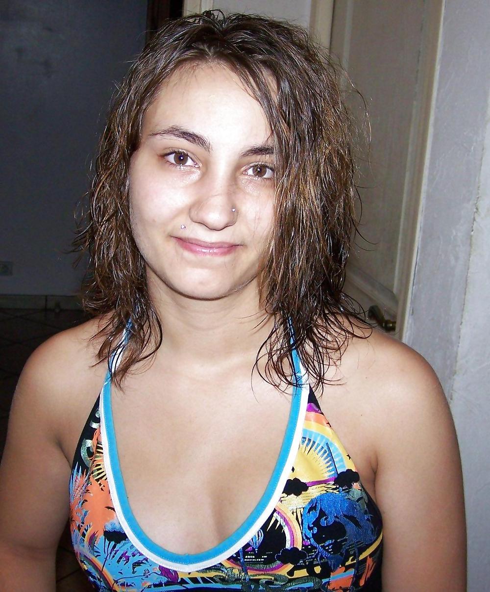 25P BRUNETTE POSING