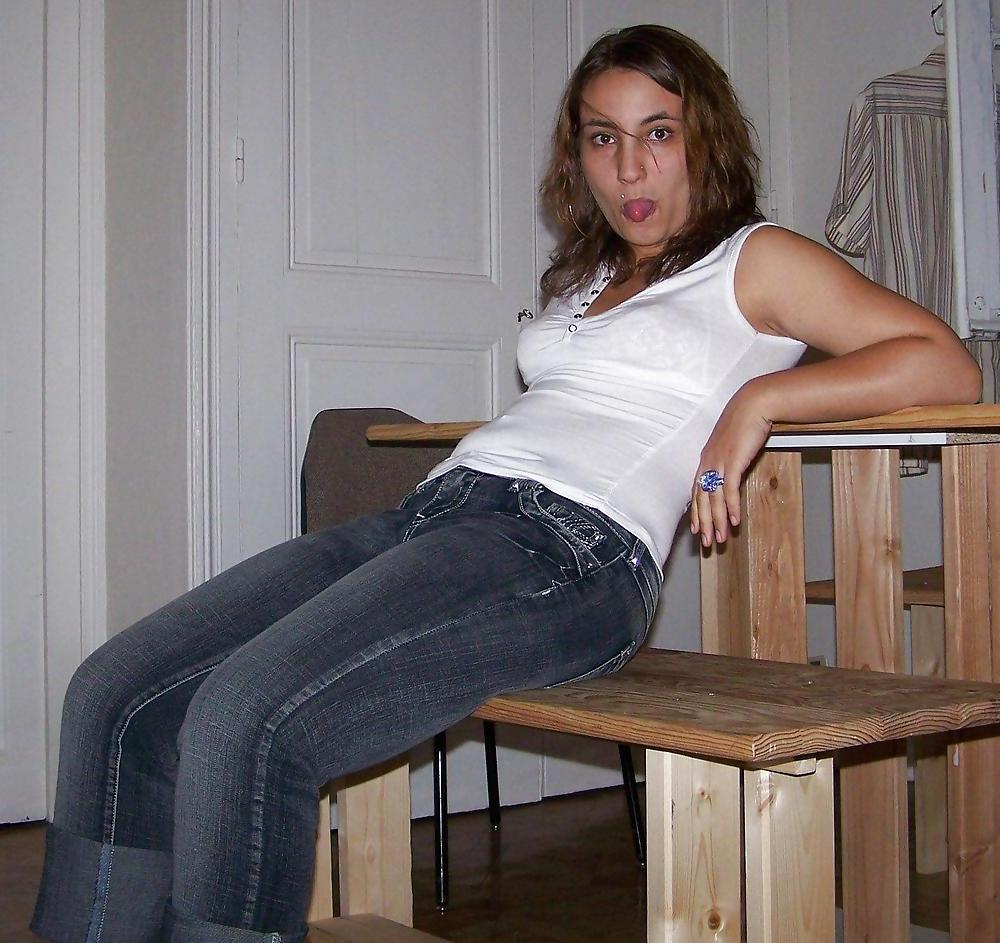 25P BRUNETTE POSING