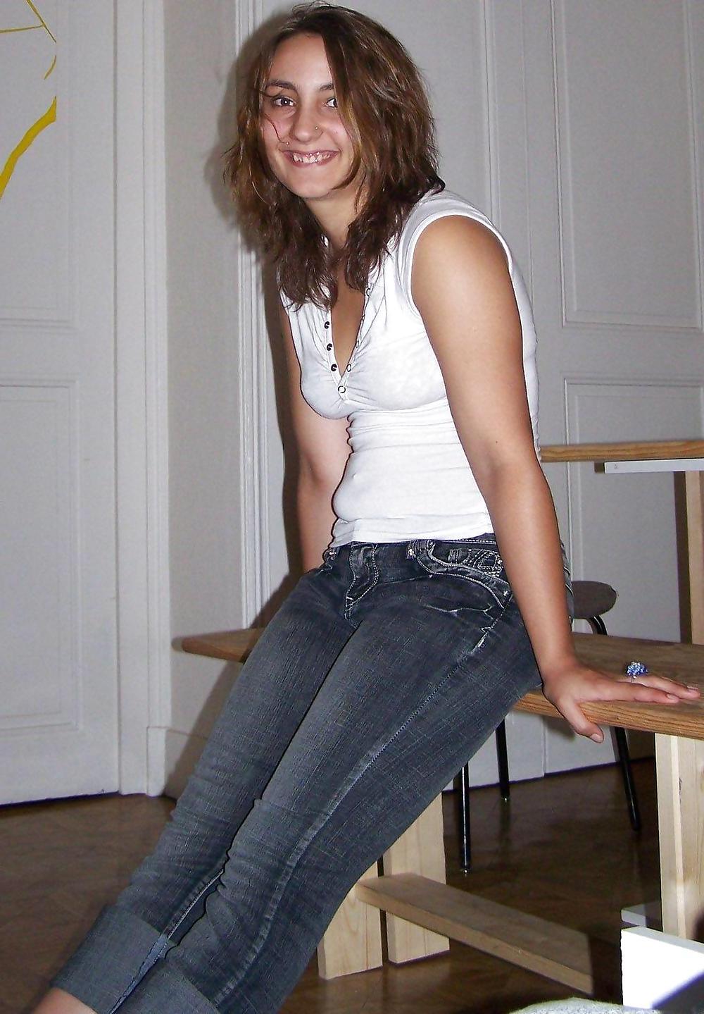 25P BRUNETTE POSING