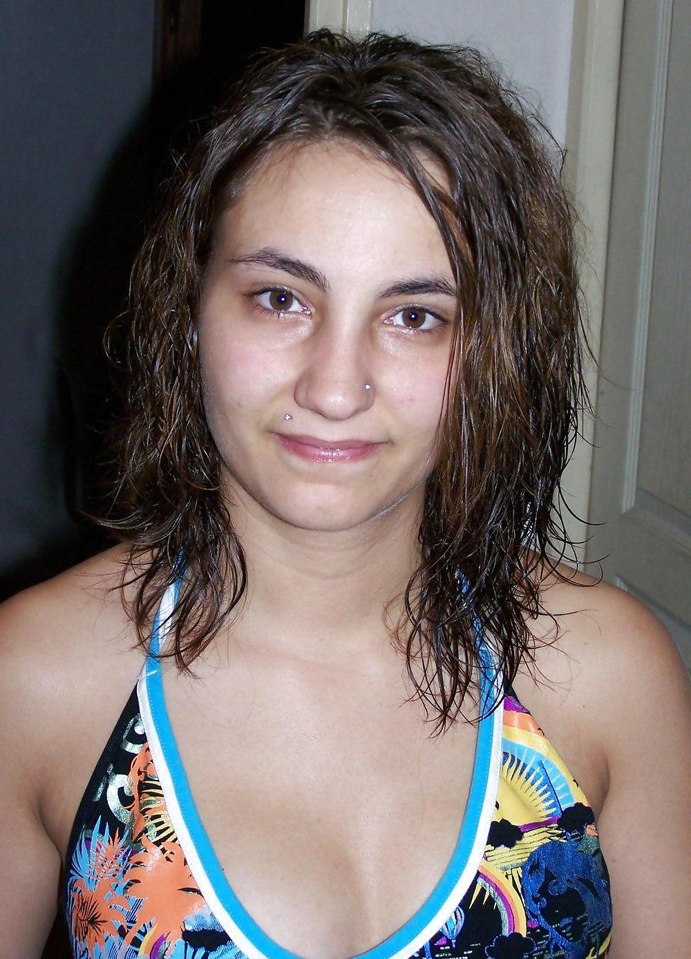 25P BRUNETTE POSING