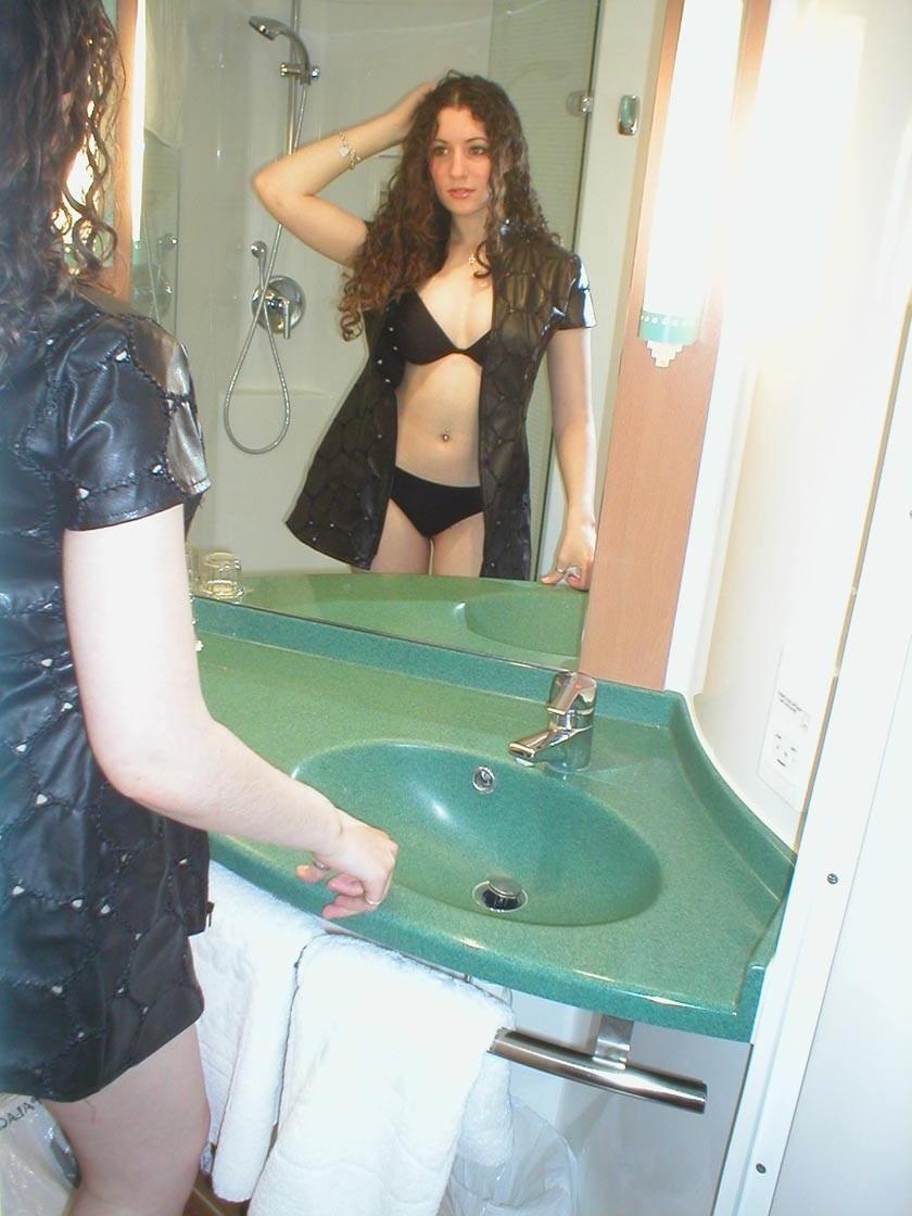 20P Brunette girlfriend fingered in a motel room by her boyfriend