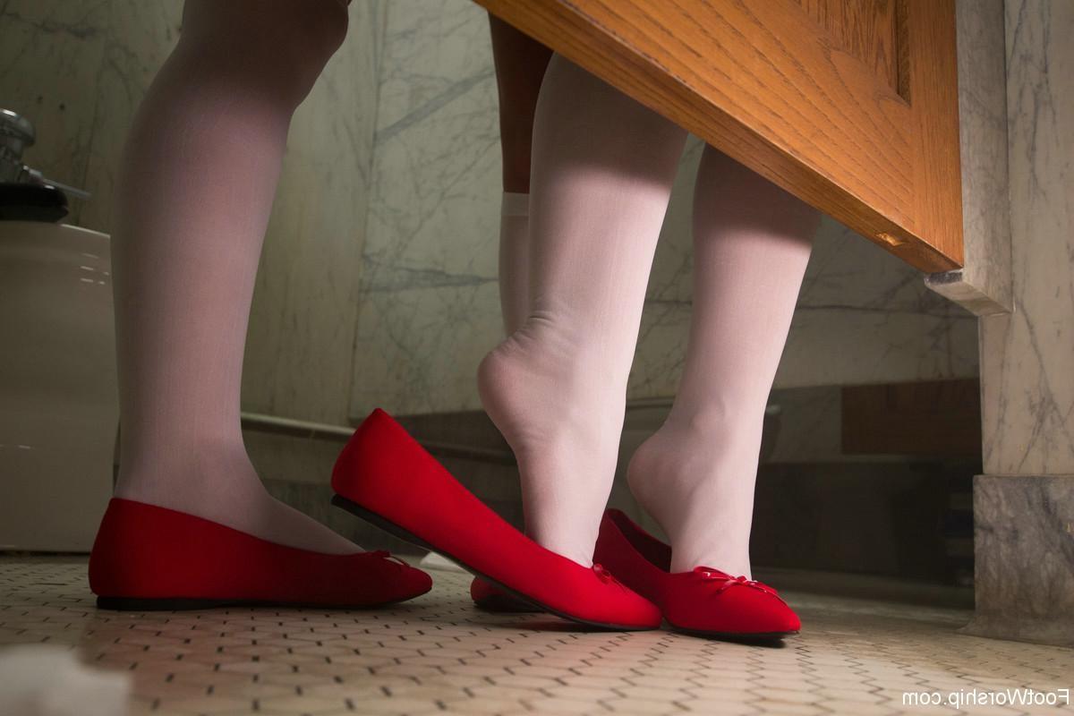 24P Two schoolgirls seduced their teacher for hardcore foot fetish