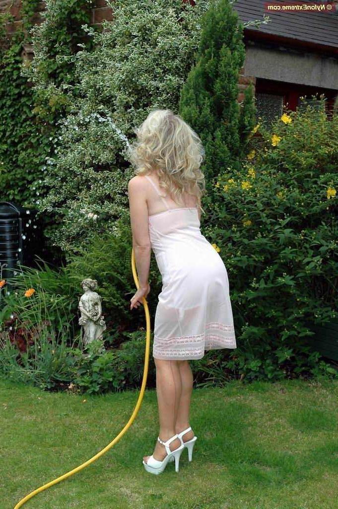 12P Nylon Sue getting wet