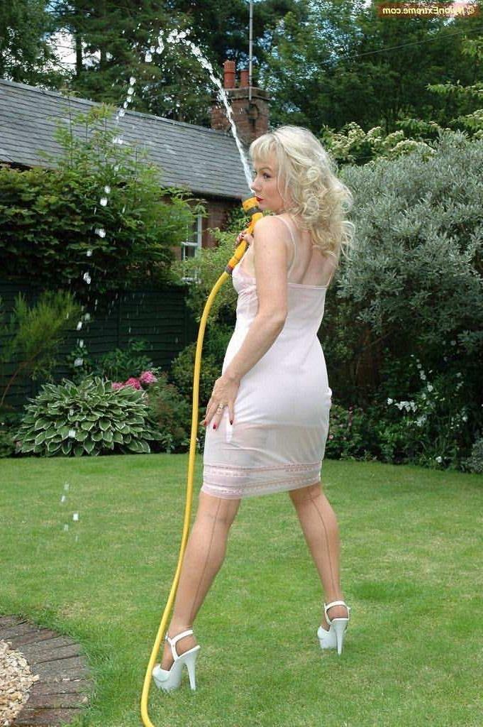 12P Nylon Sue getting wet