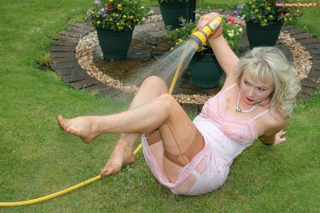 12P Nylon Sue getting wet