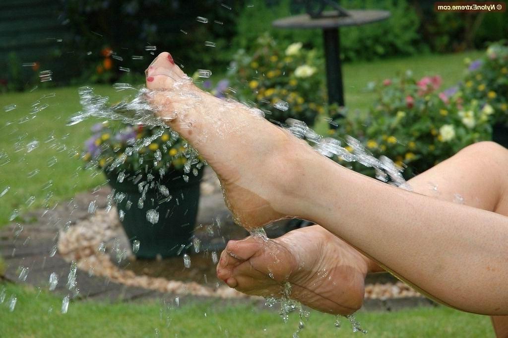 12P Nylon Sue getting wet