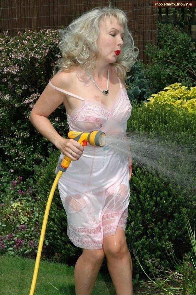 12P Nylon Sue getting wet