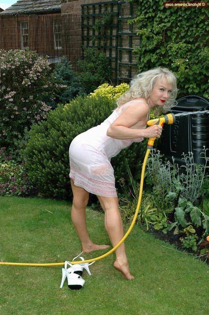 12P Nylon Sue getting wet