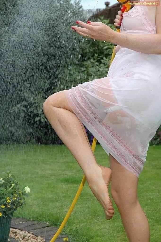 12P Nylon Sue getting wet