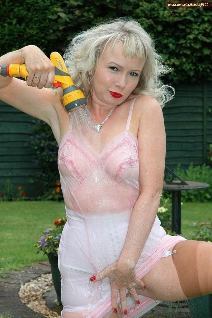 12P Nylon Sue getting wet