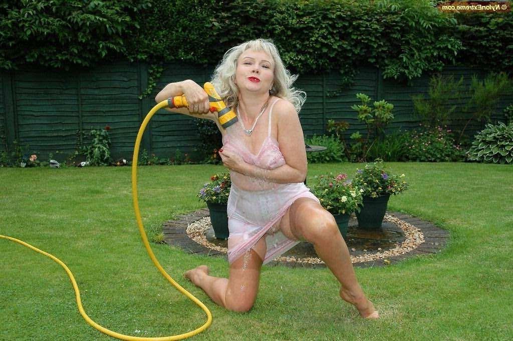 12P Nylon Sue getting wet