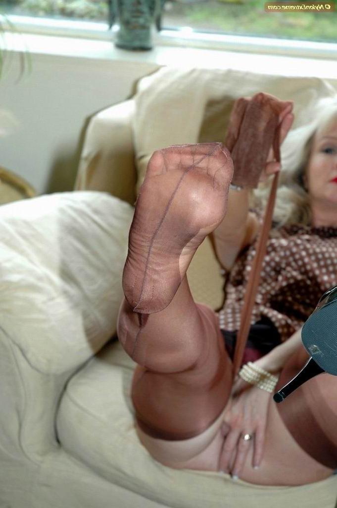 12P Leggy mature Sue playing with her stockings