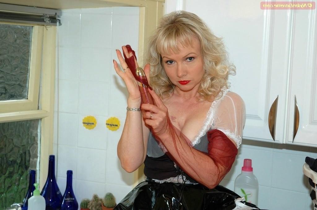 12P Leggy stocking maid Sue doing laundry