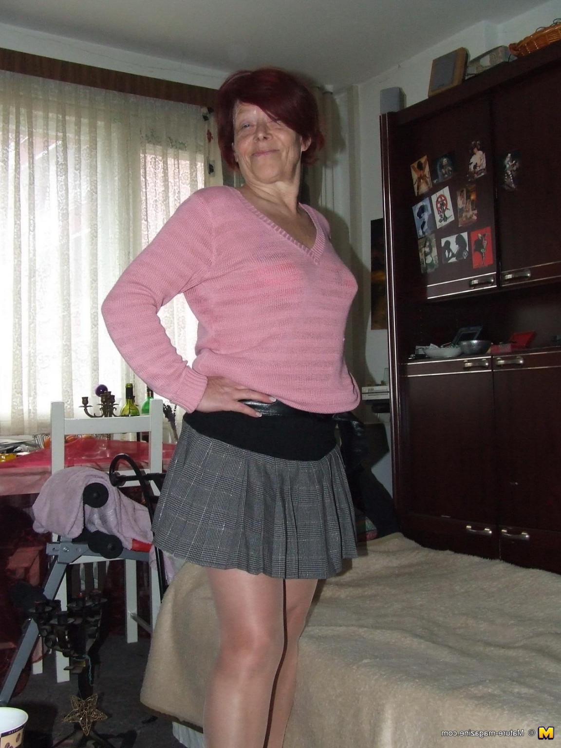 16P Naughty mature Rosie is showing off her stuff