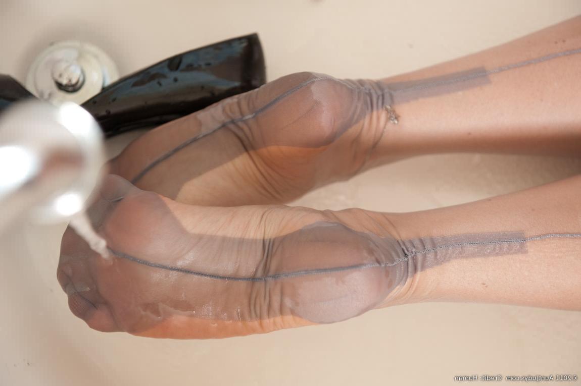 16P Mature feet in retro silk stockings in the bathtub