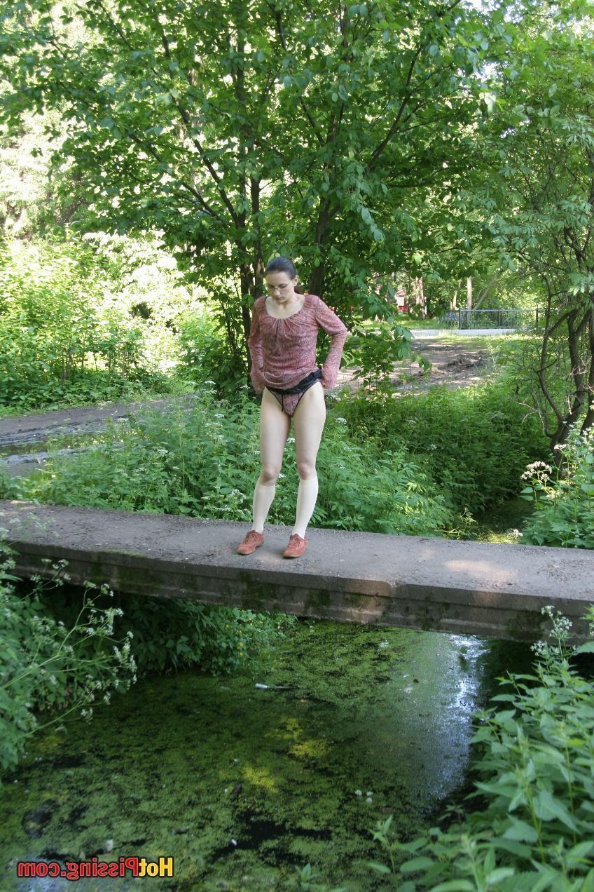 10P Slutty but blushing chix tries to do her most extreme public wee-wee