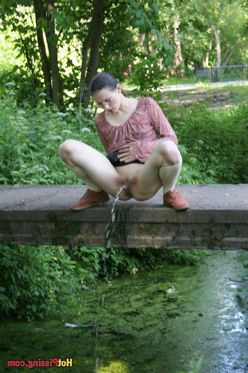 10P Slutty but blushing chix tries to do her most extreme public wee-wee