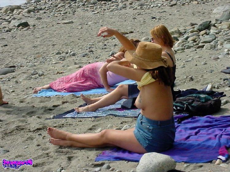 16P Pregnant babe showing her nude preggo body outdoor